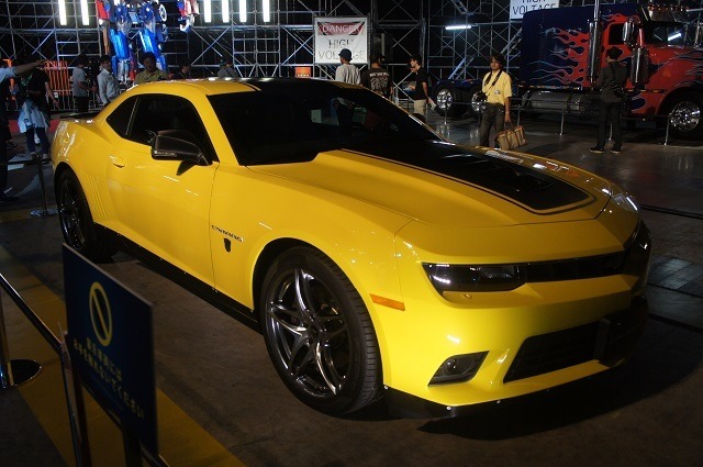 横浜に高さ7mオプティマスプライム、6mバンブルビー到着　トランスフォーマー博スタート