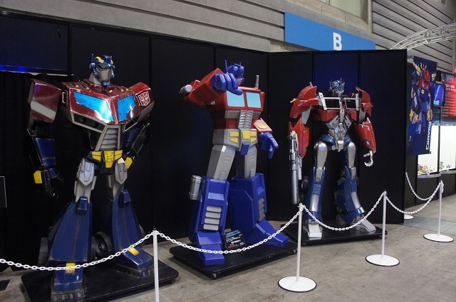 横浜に高さ7mオプティマスプライム、6mバンブルビー到着　トランスフォーマー博スタート