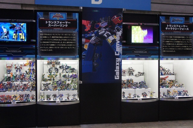 横浜に高さ7mオプティマスプライム、6mバンブルビー到着　トランスフォーマー博スタート