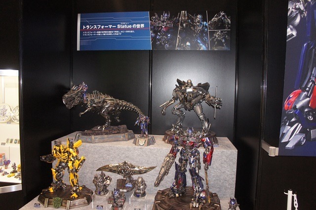 横浜に高さ7mオプティマスプライム、6mバンブルビー到着　トランスフォーマー博スタート