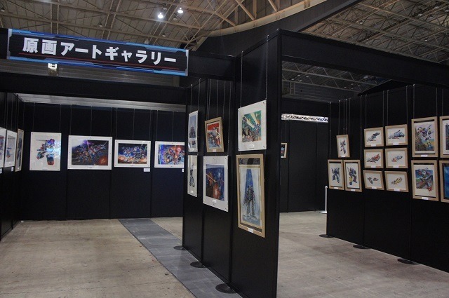 横浜に高さ7mオプティマスプライム、6mバンブルビー到着　トランスフォーマー博スタート