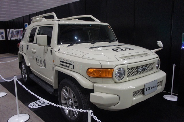 横浜に高さ7mオプティマスプライム、6mバンブルビー到着　トランスフォーマー博スタート