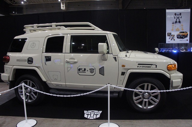 横浜に高さ7mオプティマスプライム、6mバンブルビー到着　トランスフォーマー博スタート