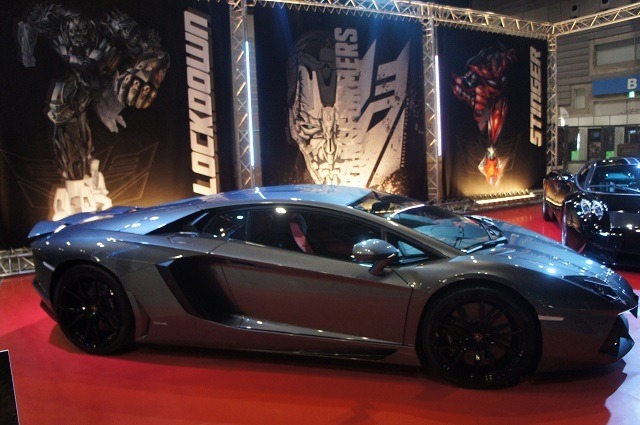 横浜に高さ7mオプティマスプライム、6mバンブルビー到着　トランスフォーマー博スタート