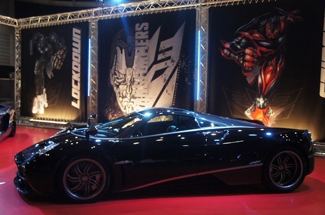 横浜に高さ7mオプティマスプライム、6mバンブルビー到着　トランスフォーマー博スタート