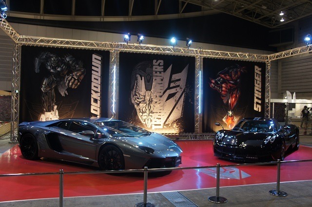 横浜に高さ7mオプティマスプライム、6mバンブルビー到着　トランスフォーマー博スタート