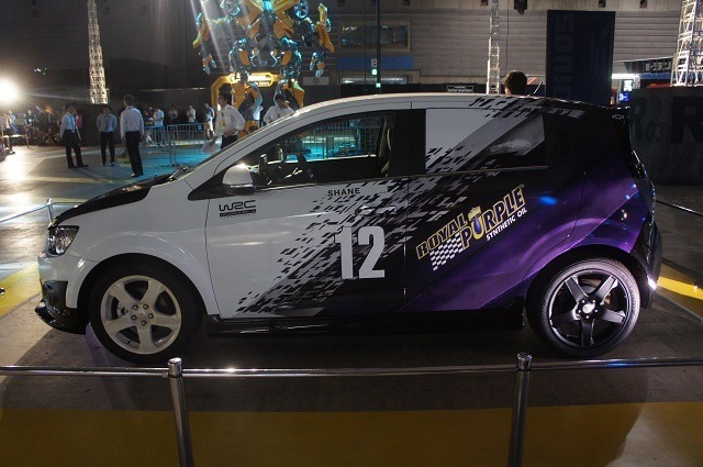 横浜に高さ7mオプティマスプライム、6mバンブルビー到着　トランスフォーマー博スタート