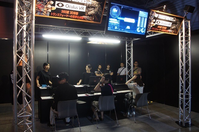 横浜に高さ7mオプティマスプライム、6mバンブルビー到着　トランスフォーマー博スタート