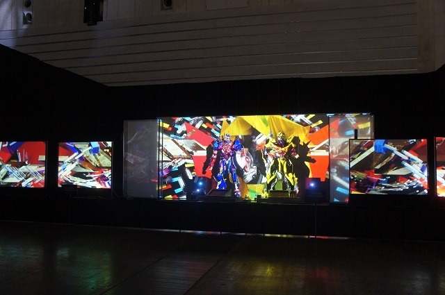 横浜に高さ7mオプティマスプライム、6mバンブルビー到着　トランスフォーマー博スタート