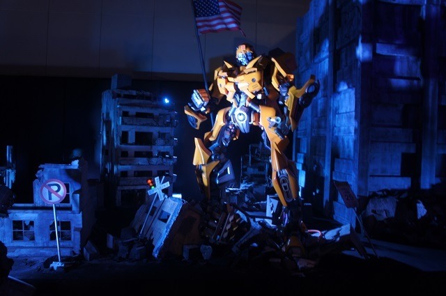 横浜に高さ7mオプティマスプライム、6mバンブルビー到着　トランスフォーマー博スタート