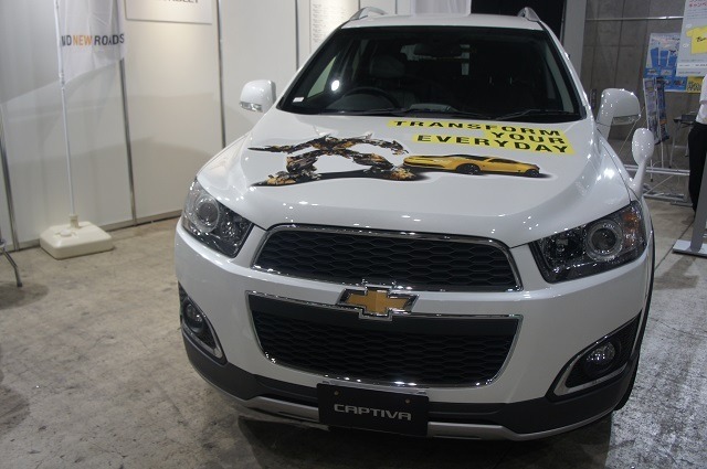 横浜に高さ7mオプティマスプライム、6mバンブルビー到着　トランスフォーマー博スタート