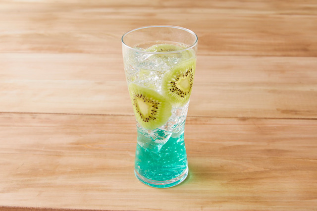 「マクロスΔ × Chugai Grace Cafe」レイナ グリーンキウイソーダ（C）2015 BIGWEST
