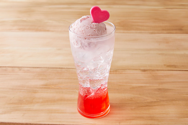「マクロスΔ × Chugai Grace Cafe」マキナ ピンクグレープフルーツソーダ（C）2015 BIGWEST