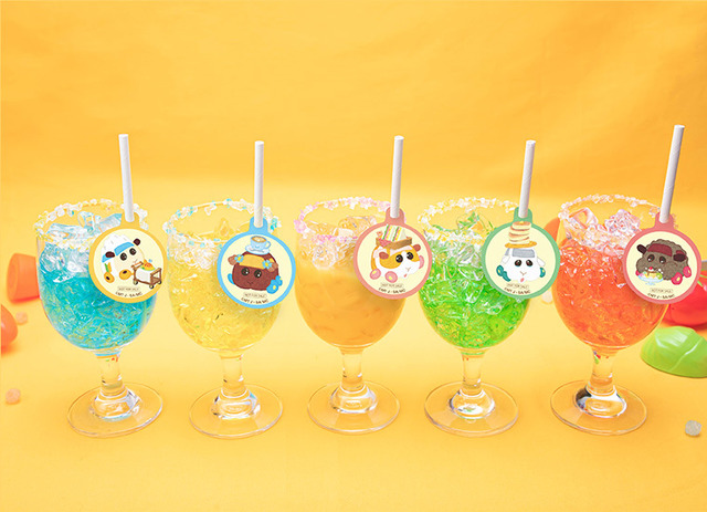 「Mogu Mogu モルカー Restaurant」Let’s　モルカーパーティー　PUIっと乾杯！ドリンク（C）見里朝希 JGH・シンエイ動画／モルカーズ