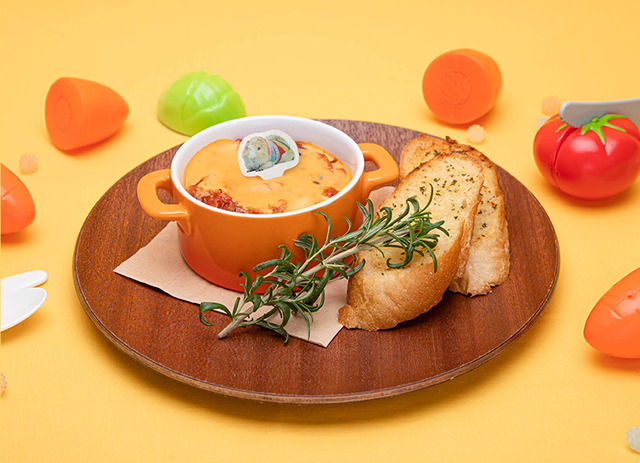 「Mogu Mogu モルカー Restaurant」タイムモルカー　原始の煮込み（C）見里朝希 JGH・シンエイ動画／モルカーズ