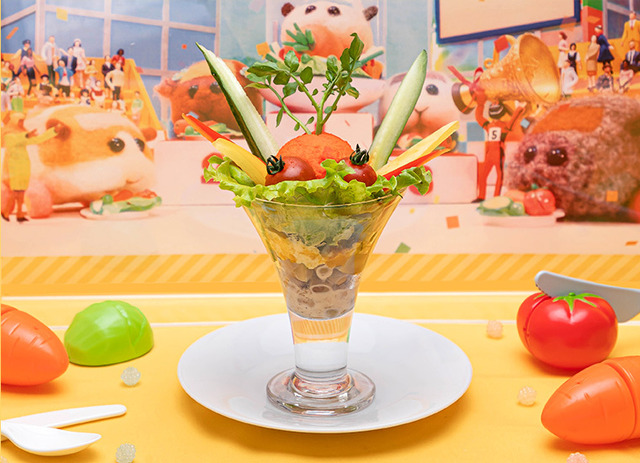 「Mogu Mogu モルカー Restaurant」プイプイレーシング　トロフィーサラダ（C）見里朝希 JGH・シンエイ動画／モルカーズ