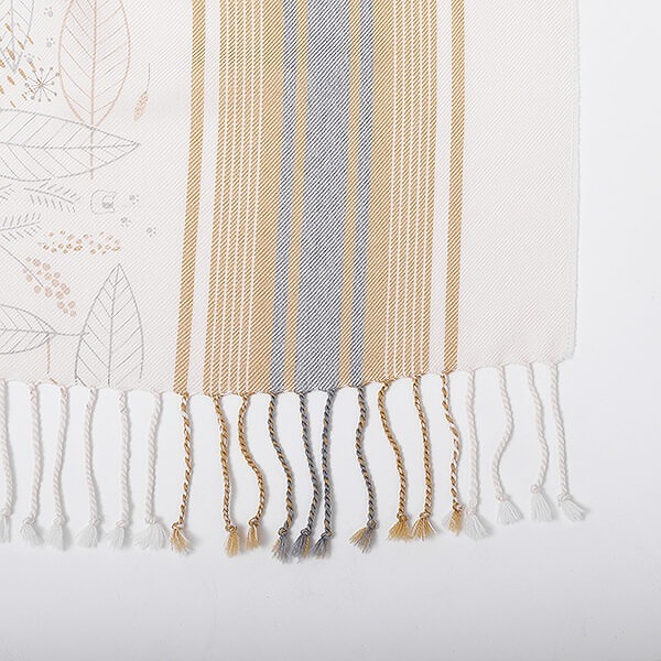 「『夏目友人帳』ストール 12,100円（税込）」（C）緑川ゆき・白泉社／「夏目友人帳」製作委員会