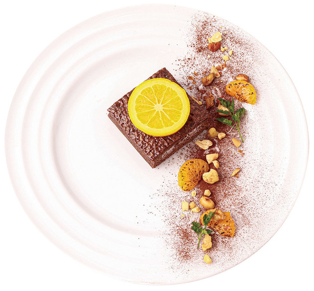 「15th Anniversary 赤髪の白雪姫コラボレーションカフェ」ラタから手伝いのお礼にもらった　おいしそうなお菓子子(C)あきづき空太／白泉社