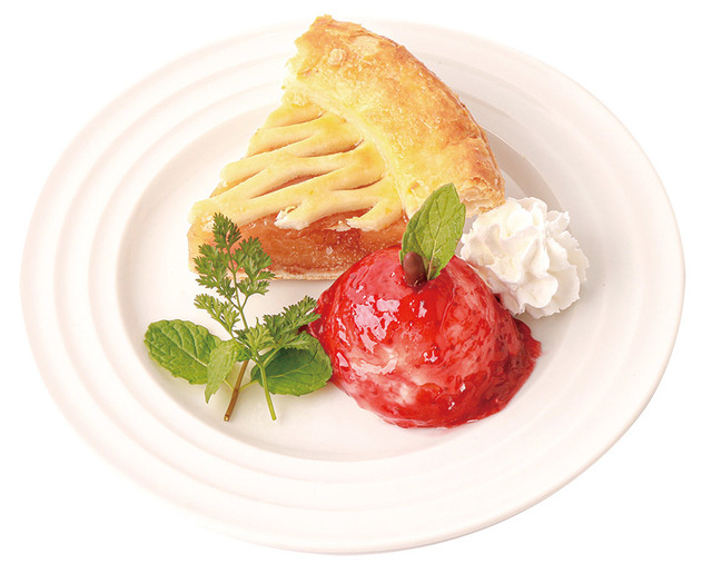 「15th Anniversary 赤髪の白雪姫コラボレーションカフェ」生まれつき赤い林檎の様な美しい髪を持つ　白雪の林檎パイ(C)あきづき空太／白泉社