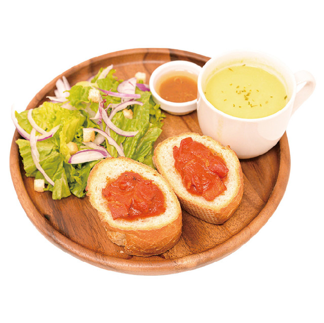 「15th Anniversary 赤髪の白雪姫コラボレーションカフェ」雪でも屋台で出来たてを食べるリリアス流　焼きトマトとパン(C)あきづき空太／白泉社