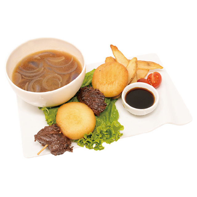 「15th Anniversary 赤髪の白雪姫コラボレーションカフェ」リリアス天幕街の屋台で食べられる　肉餅団子と餅のスープ　(C)あきづき空太／白泉社