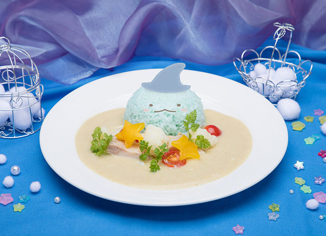 「すみっコぐらしカフェ」とかげのナイトパーティーカレー　(C)2021 日本すみっコぐらし協会映画部