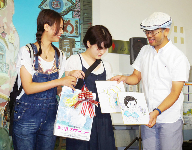 米林宏昌監督＆10万人目の来場者（竹内美晴さん、佐々木春希さん）／「ジブリの立体建造物展」動員10万人突破セレモニー