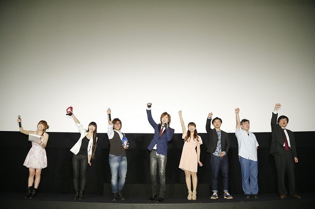 カードバトルがスクリーンに「劇場版カードファイト!! ヴァンガード」公開で舞台挨拶も熱気満々