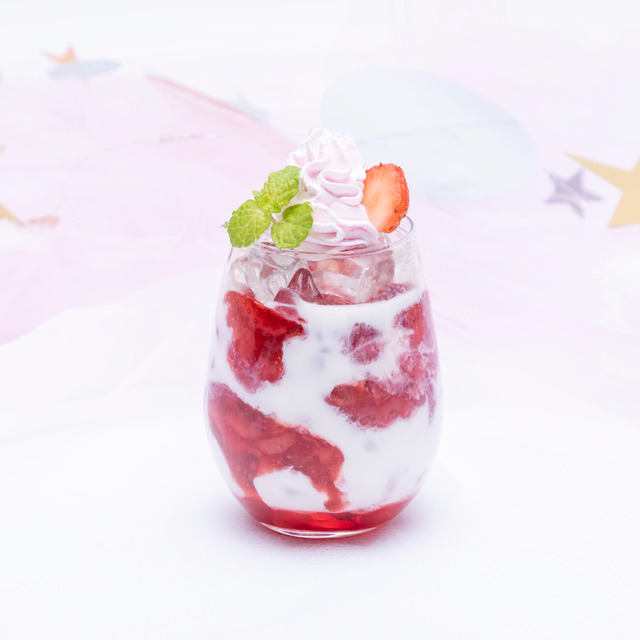 「カードキャプターさくらカフェ」苺鈴の杏仁いちごミルク（C）CLAMP・ST/講談社・NEP・NHK