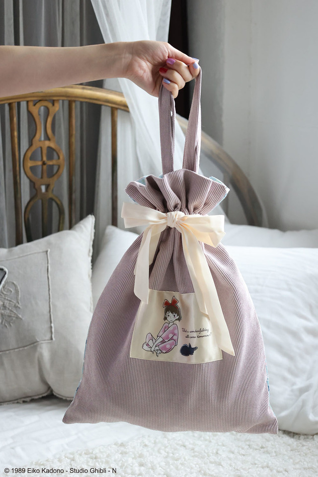 「魔女の宅急便 デイジーの花言葉シリーズ 巾着バッグ」2,970円（税込）（C）1989 Eiko Kadono - Studio Ghibli - N