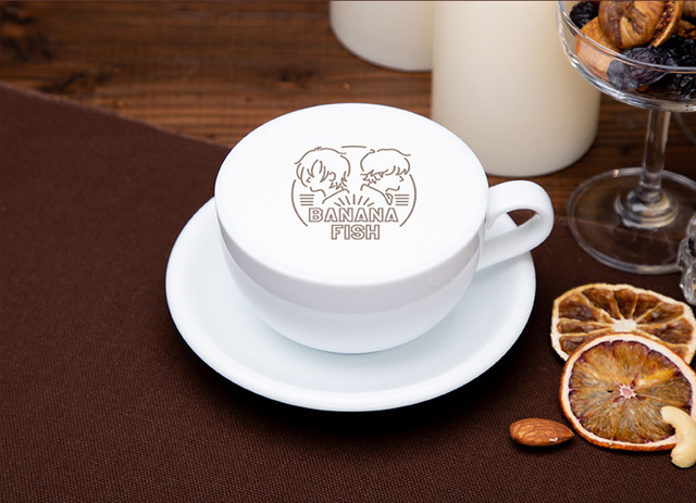 「BANANA FISH Cafe and Bar -New York Night」ホットカフェラテ(C)吉田秋生・小学館／Project BANANA FISH