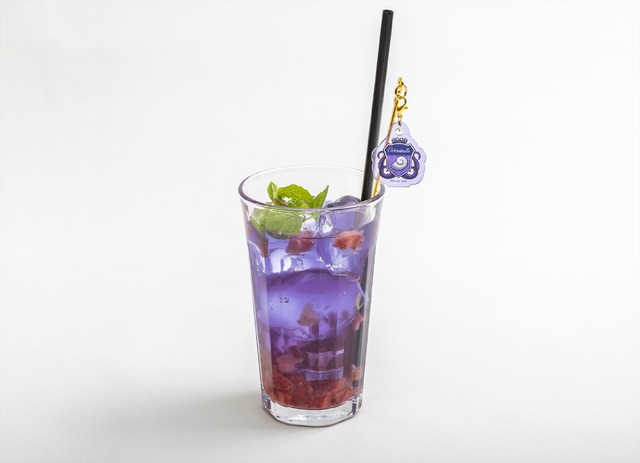 ＜オクタヴィネル寮＞イチゴ入りブルーマロウティー890 円（税込 979 円）（C）Disney