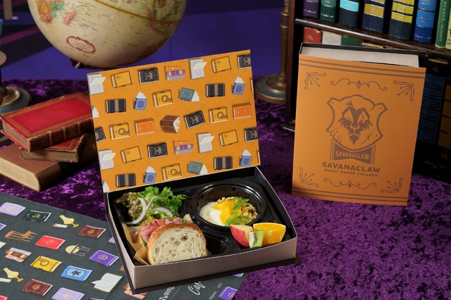 ＜サバナクロー寮＞BOOK 型ランチボックス1,990 円（税込 2,189 円）ローストビーフのサンドウィッチ（C）Disney