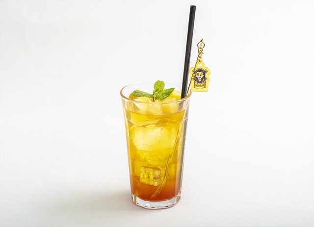 ＜スカラビア寮＞トロピカルフルーツティー890 円（税込 979 円）（C）Disney