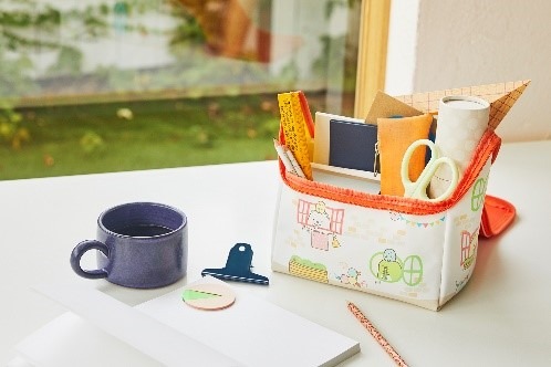 「すみっコぐらし おうち型マルチポーチBOOK」（C）2021 San-X Co., Ltd. All Rights Reserved.（C）2021 日本すみっコぐらし協会映画部