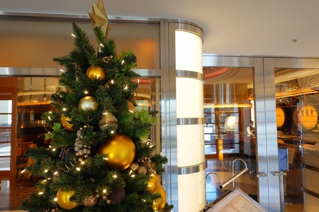 ディズニーアンバサダーホテルの素敵なクリスマス As to Disney artwork, logos and properties： (C) Disney