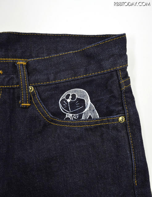 前ポケットには、初登場シーンのドラえもん