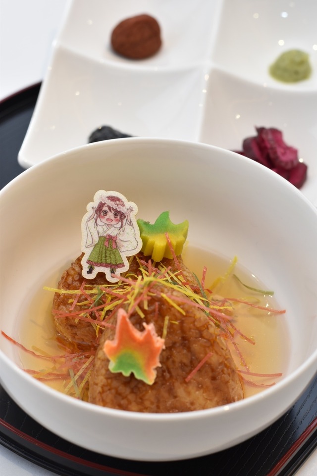 MGカフェコラボメニュー「絆のおにぎりだし茶漬け」1,430 円（税込）『ちはやふる展』（Ｃ）末次由紀／講談社