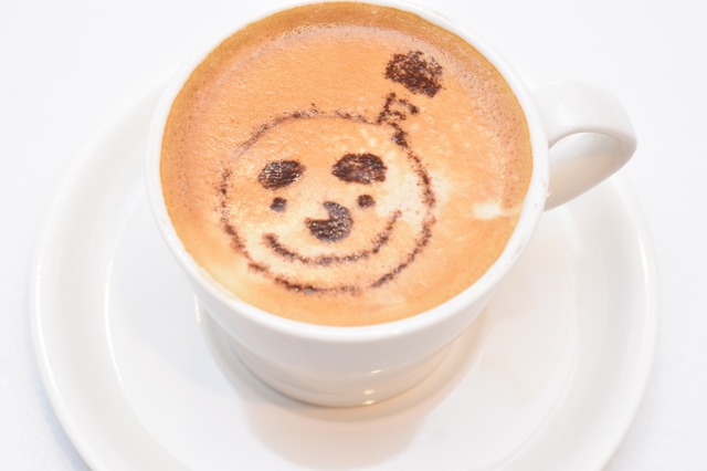 MGカフェコラボメニュー「スノー丸・ラテ」990円（税込）『ちはやふる展』（Ｃ）末次由紀／講談社