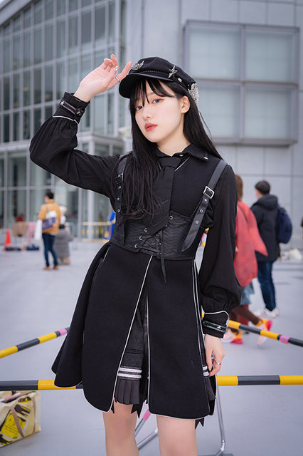 ALPHA軍服ワンピース「SUSIN」／モデル：夏帆、撮影：乃木章