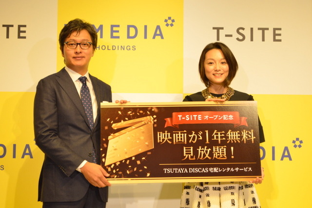 櫻井徹代表取締役社長兼CEOと本上まなみさん