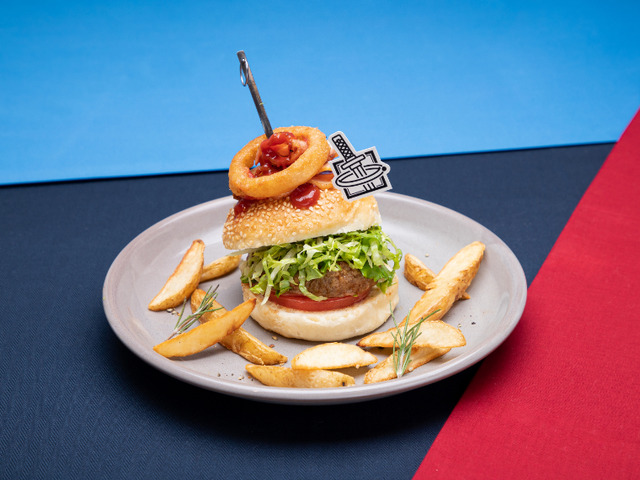 「劇場版 呪術廻戦 0 カフェ」【乙骨憂太】ベーコントマトバーガー（C）2021「劇場版 呪術廻戦 0」製作委員会（C）芥見下々／集英社