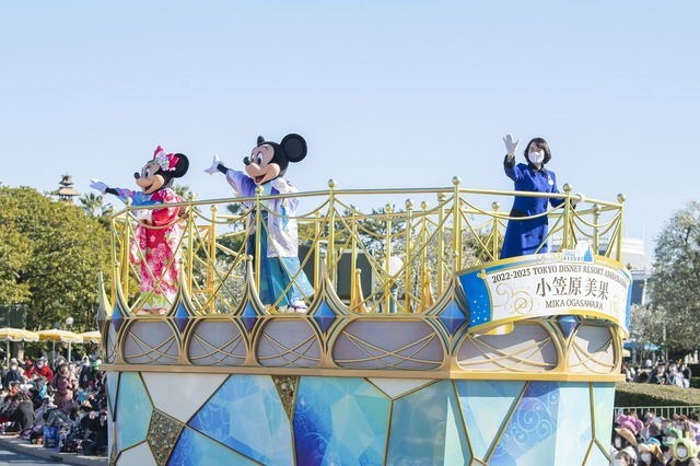 東京ディズニーランドのパレードに登場した新アンバサダーの小笠原美果さん（1日）