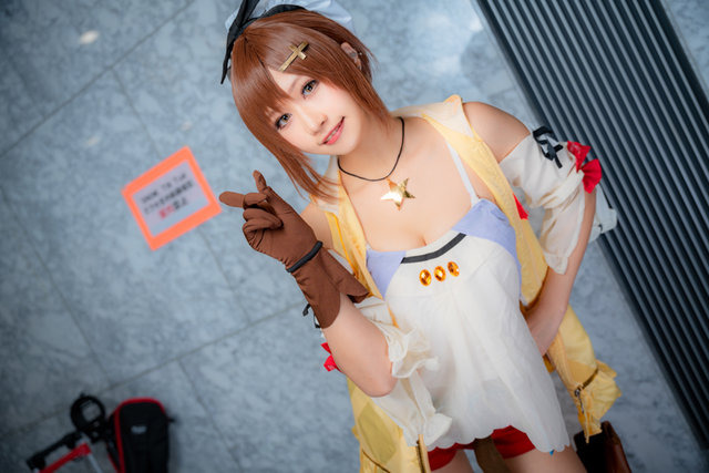 ライザ『ライザのアトリエ』／モデル：白銀みや、撮影：Jon