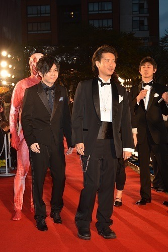 梶裕貴さん、巨人くんレッドカーペットに登場　東京国際映画祭を「進撃の巨人」が進撃