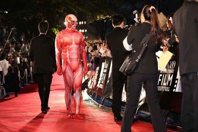 梶裕貴さん、巨人くんレッドカーペットに登場　東京国際映画祭を「進撃の巨人」が進撃