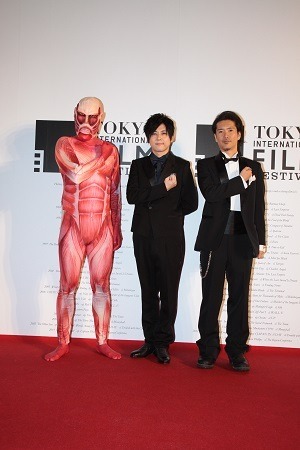 梶裕貴さん、巨人くんレッドカーペットに登場　東京国際映画祭を「進撃の巨人」が進撃