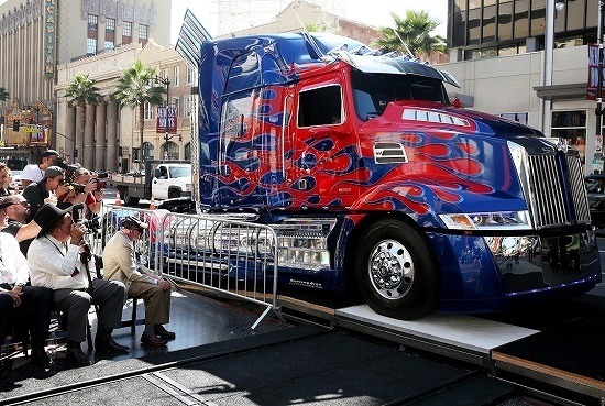 “タイヤ跡”を刻むオプティマス・プライム