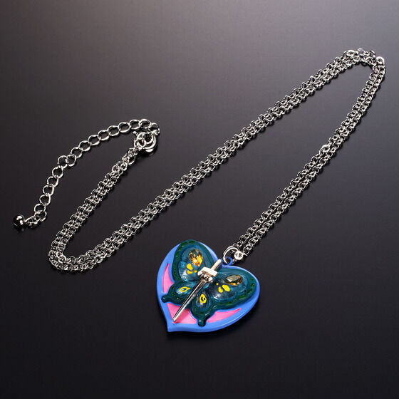 「蝶々モチーフ　ペンダント」11,000円（税込）（C）LUCKY LAND COMMUNICATIONS/集英社・ジョジョの奇妙な冒険 SO 製作委員会