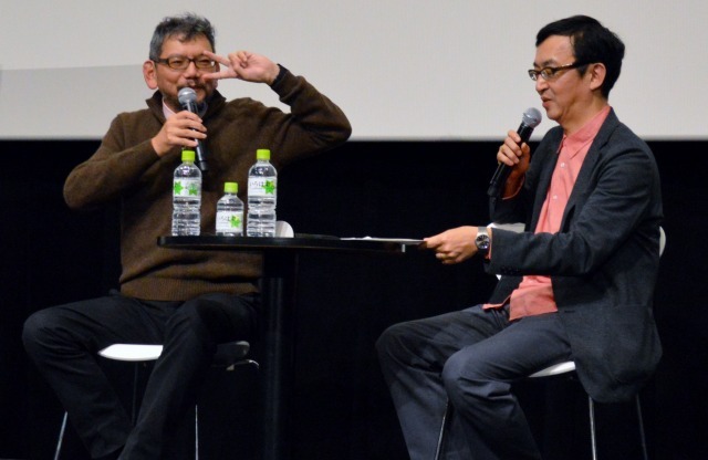 『シュガシュガルーン』のポーズを披露する庵野秀明監督